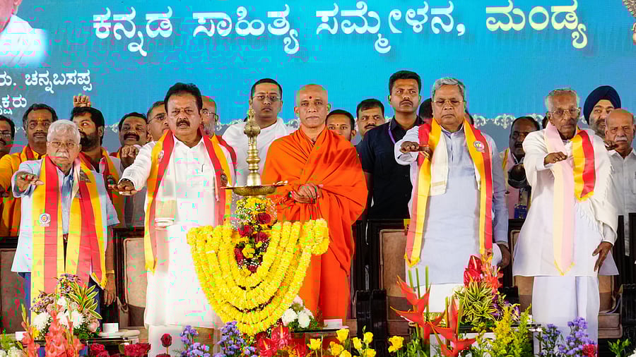 <div class="paragraphs"><p>Chief Minister Siddaramaiah, minister N&nbsp; Chaluvarayaswamy, President of Sammelana Go Ru Channabasappa, Jnanapeeta awardee Chandrashekara Kambara read out Preamble of Indian Constitution at the 87th Akhila Bharatha Kannada Sahithya Sammelana in Mandya on Friday. </p></div>