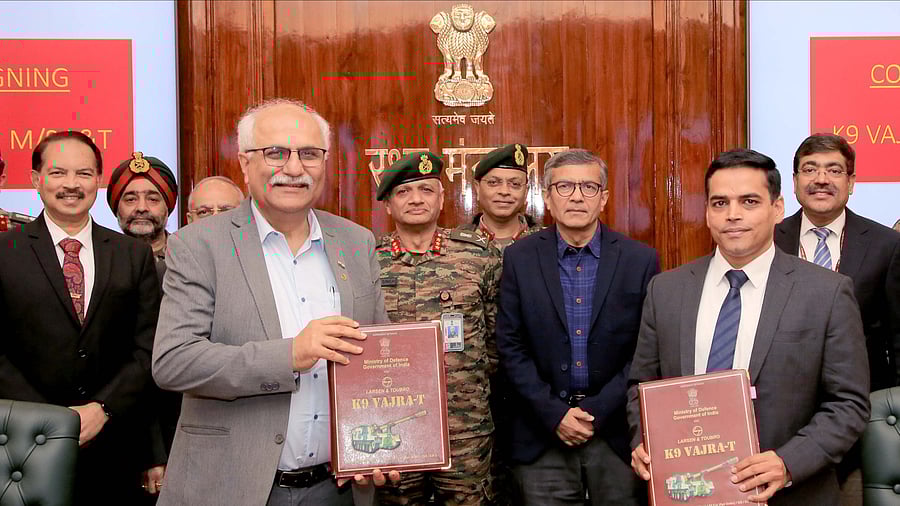 <div class="paragraphs"><p>The defence ministry signed a Rs 7,629 cr contract with L&T for guns. </p></div>