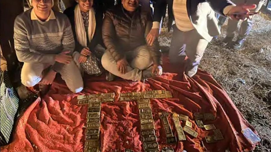 <div class="paragraphs"><p>In a joint operation, Bhopal Police and the Income Tax dept found 52 kg of gold and Rs 10 crore cash from an abandoned car in Bhopal during an IT raid.</p></div>