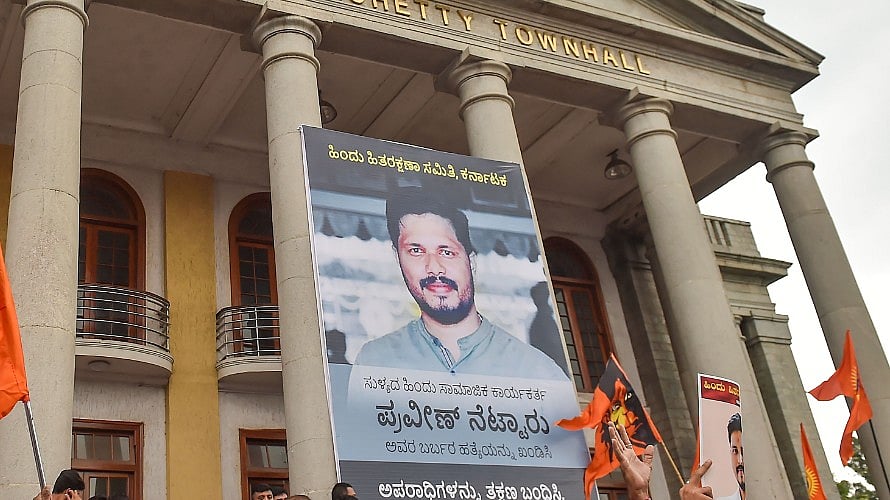 <div class="paragraphs"><p>People staged protest over the murder of Praveen Nettaru at Town Hall, Bengaluru. </p></div>