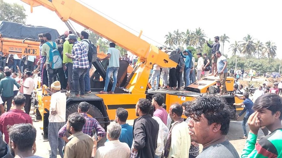 <div class="paragraphs"><p>Efforts being made to clear the crash site.</p></div>