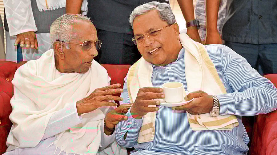 <div class="paragraphs"><p>Chief Minister Siddaramaiah has a word with Sahitya Sammelana president Go Ru Channabasappa in Mandya.</p></div>