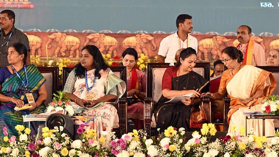 <div class="paragraphs"><p>Karnataka Women's Commission Chairperson Nagalakshmi Choudhary (third from left) seen with the women writers, during the Kannada Sahitya Sammelana, in Mandya, on Sunday.</p></div>
