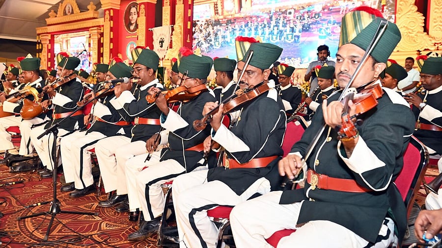 <div class="paragraphs"><p>Mysuru Police band performs during the valedictory of 87th Kannada Sahitya Sammelana, in Mandya, on Sunday.</p></div>