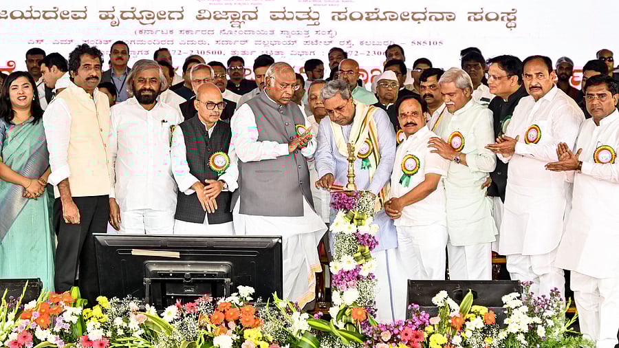 <div class="paragraphs"><p>Chief Minister Siddaramaiah inaugurates Jayadeva Institute of Cardiovascular Sciences and Research Centre in Kalaburagi on Sunday. Congress president Mallikarjun Khandre, Ministers Eshwar Khandre, Dr Sharan Prakash Patil, D Sudhakar and others look on. </p></div>