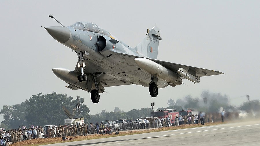 <div class="paragraphs"><p>An Indian Air Force Mirage 2000 fighter jet lands on the Lucknow-Agra Expressway during an IAF drill in Bangarmau, in Unnao district on Tuesday. </p></div>