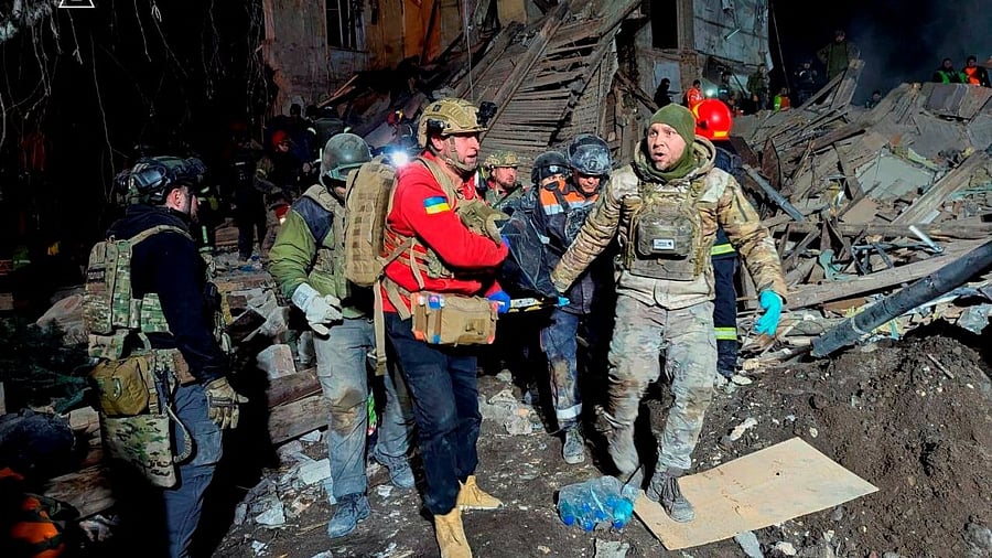 <div class="paragraphs"><p>Rescuers carry the body of a killed person at the site where an apartment building was hit by a Russian missile strike, amid Russia's attack on Ukraine, in Kryvyi Rih, Ukraine December 24, 2024.  </p></div>