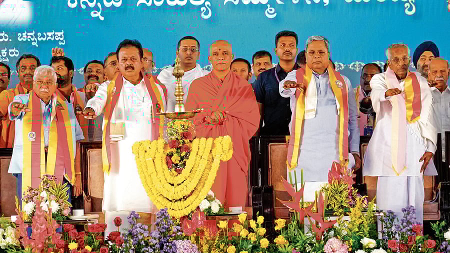 <div class="paragraphs"><p>Chief Minister Siddaramaiah, Agriculture Minister N Chaluvarayaswamy, president of Sammelana Go Ru Channabasappa, Jnanapith awardee Chandrashekara Kambara read out Preamble of Indian Constitution at the 87th Akhila Bharatha Kannada Sahitya Sammelana in Mandya on Friday. </p></div>