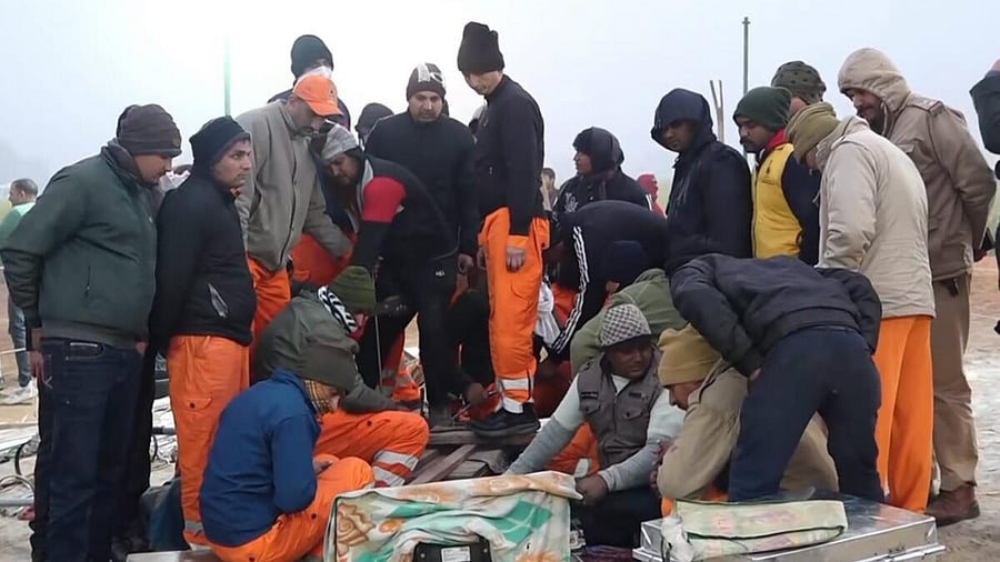 <div class="paragraphs"><p>NDRF and SDRF personnel during a rescue operation to save the 3-year-old girl who fell into a borewell.</p></div>