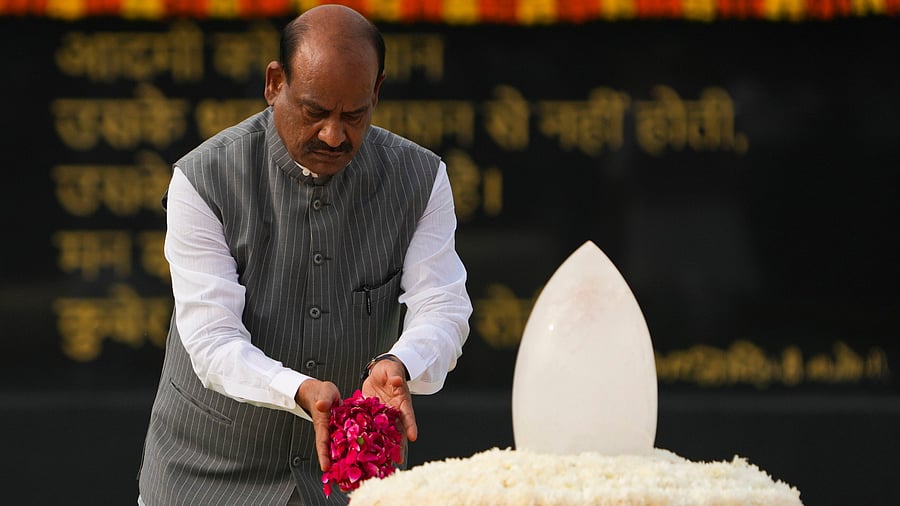 <div class="paragraphs"><p>Lok Sabha Speaker Om Birla pays tribute to former prime minister Atal Bihari Vajpayee </p></div>