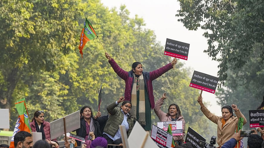 <div class="paragraphs"><p>BJP Mahila Morcha protests near Kejriwal's house over Mahila Samman scheme.</p></div>