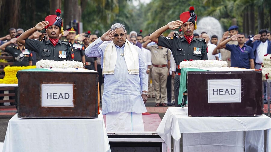<div class="paragraphs"><p>Karnataka Chief Minister Siddaramaiah pays his last respects to the mortal remains of soldiers Dayanand Thirukannanvar and Mahesh Marigonda, who lost their lives in the line of duty in J&amp;K's Poonch, at the Army War Memorial, in Belagavi, Karnataka.</p></div>