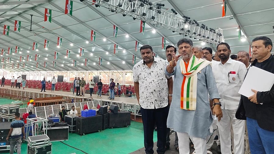 <div class="paragraphs"><p>Deputy Chief Minister and KPCC President D K Shivakumar inspecting the arrangements at Belagavi.</p></div>