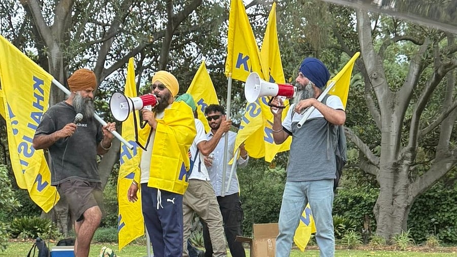 <div class="paragraphs"><p>Pro-Khalistani supporters outside the MCG.</p></div>