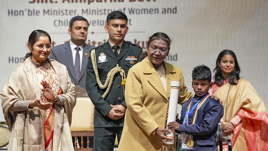 <div class="paragraphs"><p>President Droupadi Murmu confers the ‘Pradhan Mantri Rashtriya Bal Puraskar’ to an awardee, at the Rashtrapati Bhavan Cultural Centre, in New Delhi, Thursday, Dec 26, 2024.</p></div>