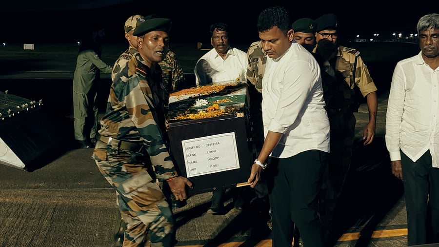 <div class="paragraphs"><p>DK MP Captain Brijesh Chowta, Udupi- Chickmagalur MP Kota Srinivas Poojary, Mangaluru City Corporation (MCC) Commissioner Anand among others helped in shifting of coffin with mortal remains of Anoop from the aircraft to a vehicle parked outside the Mangaluru airport.</p></div>