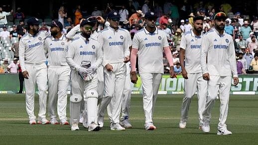 <div class="paragraphs"><p>India's Virat Kohli with Mohammed Siraj, Harshit Rana, Rishabh Pant, Shubman Gill and teammates</p></div>