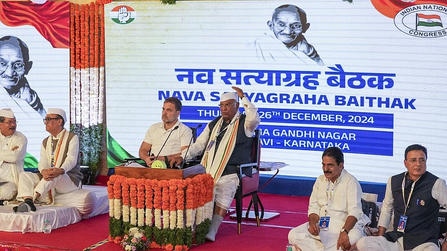 <div class="paragraphs"><p>Congress President Mallikarjun Kharge with Rahul Gandhi, KC Venugopal, Randeep Singh Surjewala and others during the party's Working Committee meeting at Belagavi in Karnataka.&nbsp;</p></div>