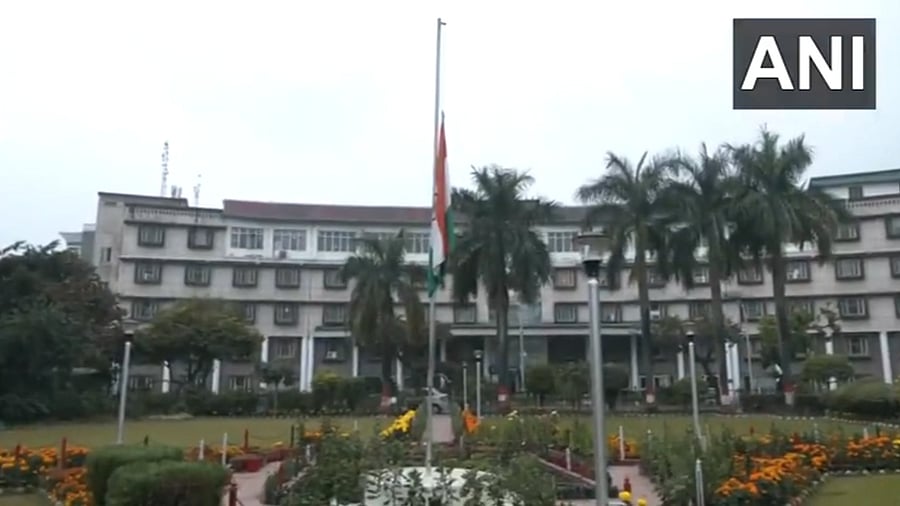 <div class="paragraphs"><p>Flag flies at half-mast in Uttarakhand </p></div>