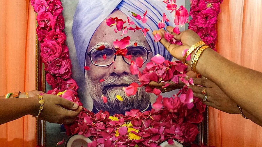 <div class="paragraphs"><p>Members of Tamil Nadu Congress Committee pay tribute to former prime minister Manmohan Singh.</p></div>
