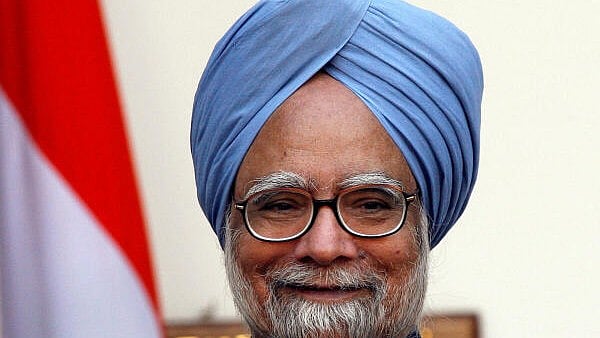 <div class="paragraphs"><p> India's Prime Minister Manmohan Singh smiles before his meeting with China's President Hu Jintao in New Delhi, India November 21, 2006. </p></div>