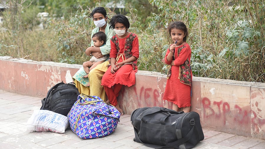 <div class="paragraphs"><p>A migrant's family waits on the pavement in Delhi.</p></div>