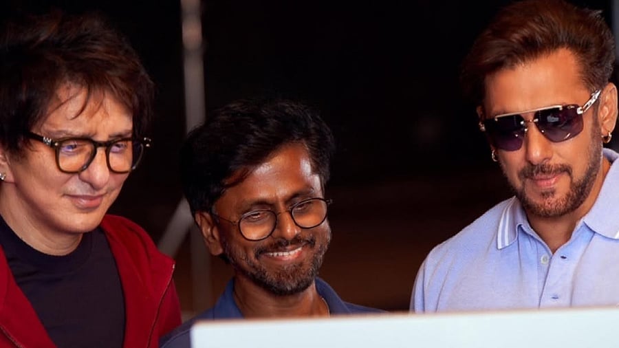 <div class="paragraphs"><p>Producer&nbsp;Sajid Nadiadwala with director&nbsp;AR Murugadoss and Salman Khan on the sets of <em>Sikandar</em>.</p></div>