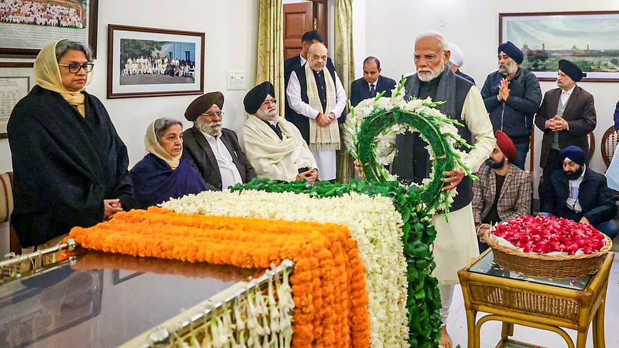 <div class="paragraphs"><p>Prime Minister Narendra Modi paid his last respects to former Prime Minister Manmohan Singh at his residence in Delhi.</p></div>