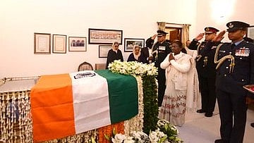 <div class="paragraphs"><p>President Murmu pays homage to former PM </p></div>