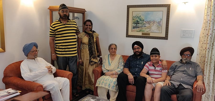 <div class="paragraphs"><p>A file photo of Kohli family members from Hubballi meeting Manmohan Singh in Delhi.</p></div>