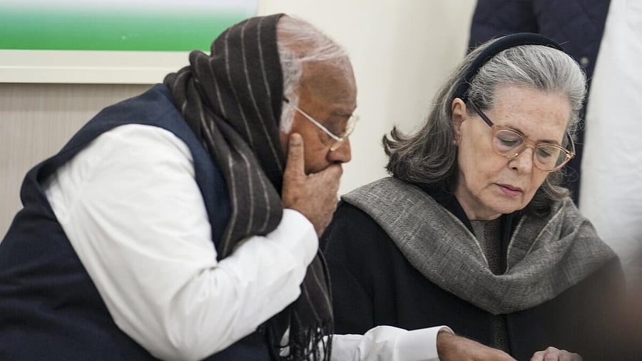 <div class="paragraphs"><p>Congress President Mallikarjun Kharge, left, with party leader Sonia Gandhi during a Congress Working Committee (CWC) meeting to pay homage to the former prime minister Manmohan Singh, at the AICC headquarters, in New Delhi, Friday, Dec. 27, 2024.</p></div>
