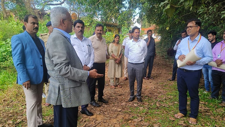 <div class="paragraphs"><p>Karnataka Lokayukta Justice BS Patil paid a surprise visit to a lake in Guruvayanakere in Belthangady taluk.</p></div>