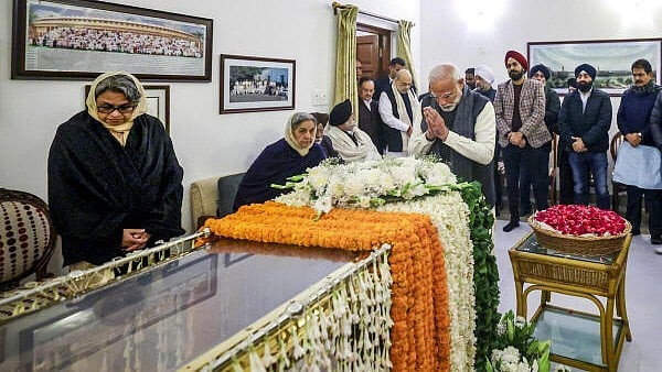 <div class="paragraphs"><p>Prime Minister Narendra Modi pays his last respects to former prime minister Manmohan Singh at the latter's residence, in New Delhi.</p></div>
