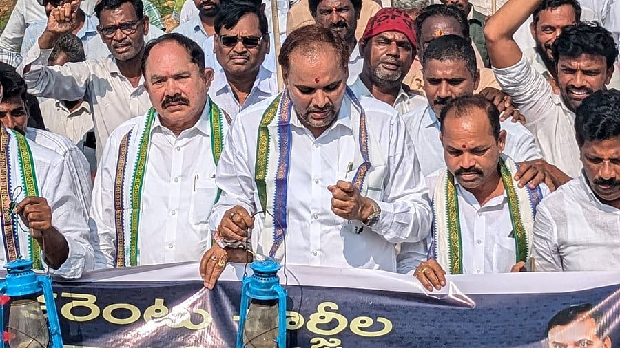 <div class="paragraphs"><p>YSRCP leaders, cadres protest over power tariff hike in Andhra Pradesh</p></div>
