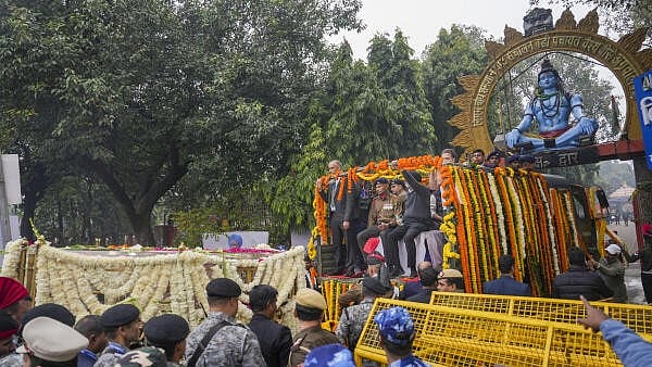 <div class="paragraphs"><p>The mortal remains of former prime minister Manmohan Singh being brought to the Nigambodh Ghat for his last rites, in New Delhi, Saturday.&nbsp;</p></div>