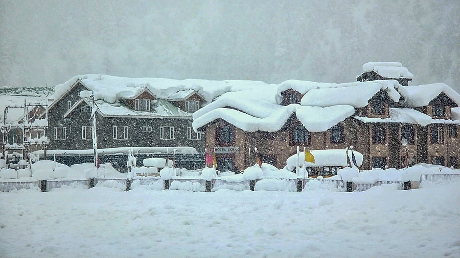 <div class="paragraphs"><p>Snowfall at a tourist destination of Sonamarg in Ganderbal district of Jammu and Kashmir.</p></div>