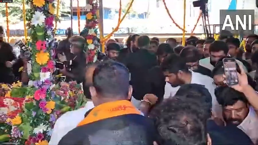 <div class="paragraphs"><p>Cadres and fans, led by party top leader Premalatha Vijayakanth, gathered in very large numbers at the party headquarters here and paid homage at the memorial. </p></div>