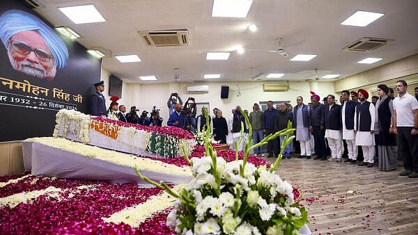 <div class="paragraphs"><p>Congress leaders Rahul Gandhi, Priyanka Gandhi Vadra and others stand for the national anthem during a ceremony to pay last respects to former prime minister Manmohan Singh, at AICC headquarters, in New Delhi, Saturday, Dec. 28, 2024.</p></div>