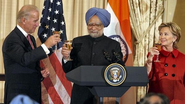<div class="paragraphs"><p>Manmohan Singh with Hillary Clinton and Joe Biden.</p></div>