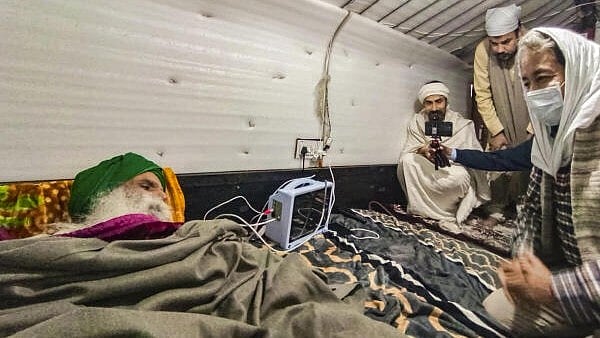 <div class="paragraphs"><p>Climate activist Sonam Wangchuk, right, visits farmer leader Jagjit Singh Dallewal, who is on an indefinite hunger strike at Khanauri border for over a month, in Sangrur district, Punjab, Saturday, Dec. 28, 2024. </p></div>