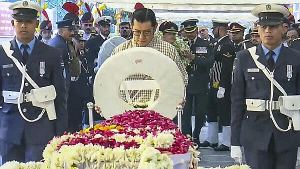 <div class="paragraphs"><p> King of Bhutan Jigme Khesar Namgyel Wangchuck pays his last respects to former prime minister Manmohan Singh during the latter's state funeral, at the Nigambodh Ghat, in New Delhi.</p></div>