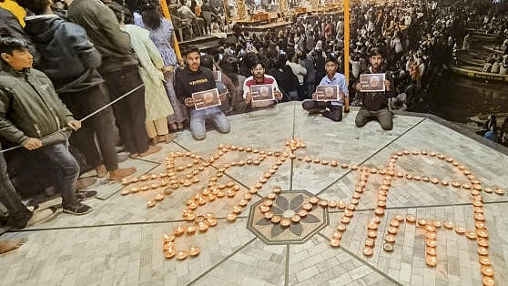 <div class="paragraphs"><p>People light earthen lamps in tribute to former prime minister Manmohan Singh, during ‘Ganga Aarti’ at the Dashashwamedh Ghat, in Varanasi, Friday, Dec. 27, 2024.</p></div>