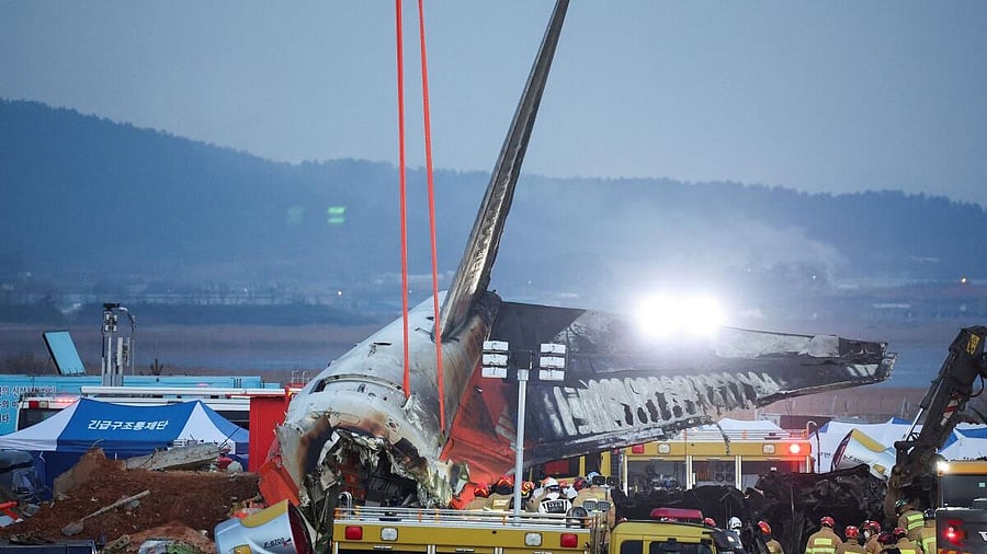 <div class="paragraphs"><p>Efforts are made to lift the wreckage of an aircraft lying on the ground after it went off the runway and crashed at Muan International Airport, in Muan, South Korea.</p></div>