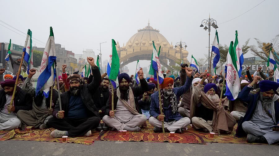 <div class="paragraphs"><p>Farmers stage a protest  near Golden Gate in Amritsar.</p></div>