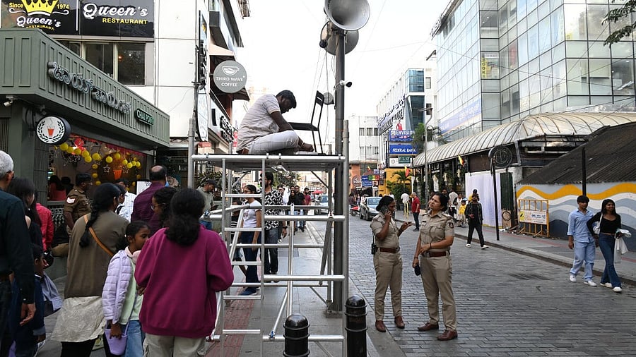 <div class="paragraphs"><p>Security arrangements for the new year celebrations by City police on Church street in Bengaluru.</p></div>