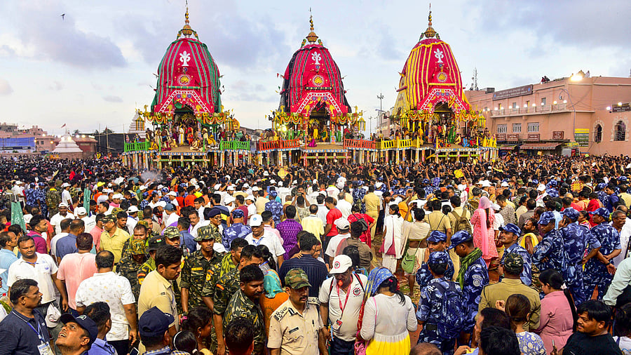 <div class="paragraphs"><p>Devotees gather to witness the 'golden attire' ritual of Lords Jagannath, Balabhadra and Devi Subhadra, in Puri.</p></div>