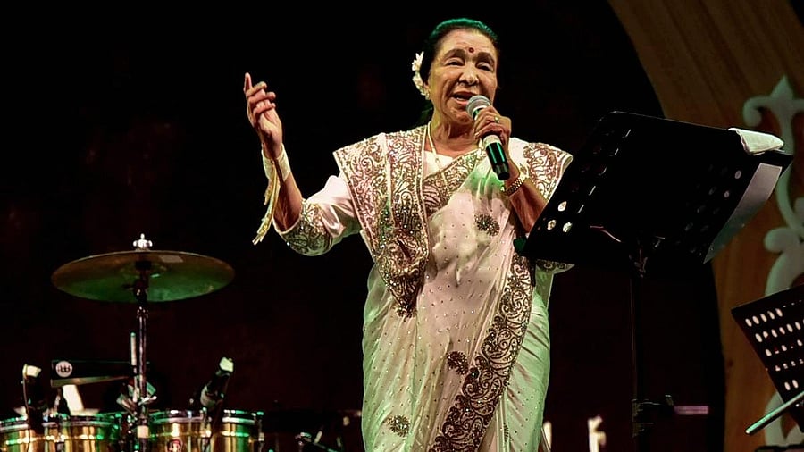 <div class="paragraphs"><p>Legendary singer Asha Bhosle performs at a live concert.</p></div>