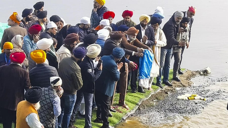 <div class="paragraphs"><p>Former prime minister Manmohan Singh's ashes being immersed at the Asth Ghat, Majnu Ka Tilla in New Delhi, Sunday, Dec. 29, 2024.</p></div>