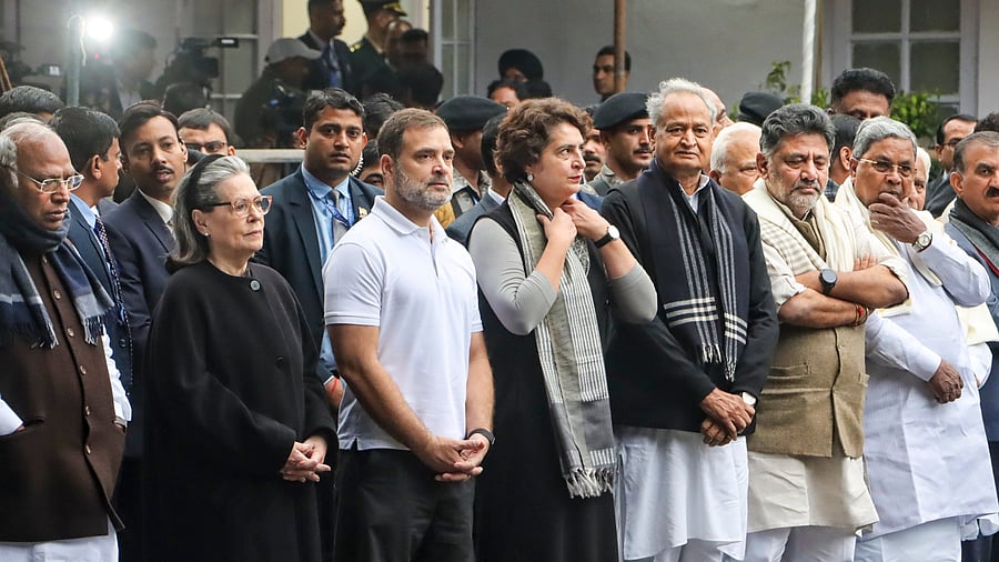 <div class="paragraphs"><p>Congress President Mallikarjun Kharge with party leaders Sonia Gandhi, Rahul Gandhi, Priyanka Gandhi Vadra, Ashok Gehlot, D.K. Shivakumar, Siddaramaiah and Sukhvinder Singh Sukhu at party headquarters to receive the mortal remains of former prime minister Manmohan Singh, in New Delhi, Saturday, Dec. 28, 2024.  </p></div>