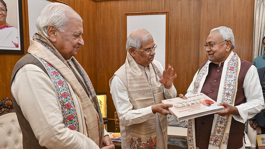 <div class="paragraphs"><p>Newly appointed Bihar Governor Arif Mohammed Khan and outgoing state governor Rajendra Arlekar with Chief Minister Nitish Kumar during a meeting at Raj Bhavan</p></div>